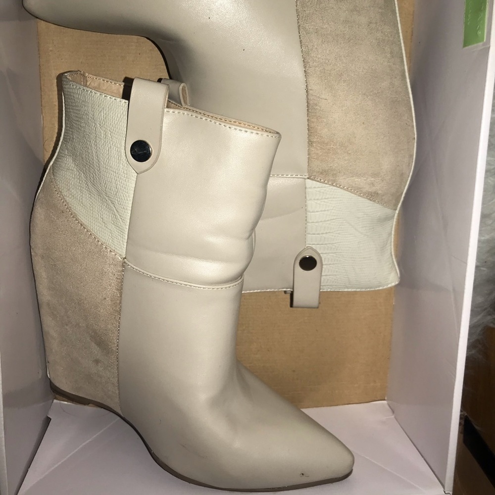 Cream / off white Wedge pointed toe booties